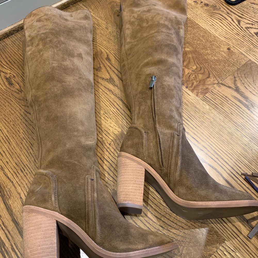 Vince Camuto size 6 tan suede boot